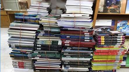 اهداء کتاب های وجین شده کتابخانه به معاونت دانشجویی- فرهنگی جهت استفاده در کتابخانه خوابگاه ها
